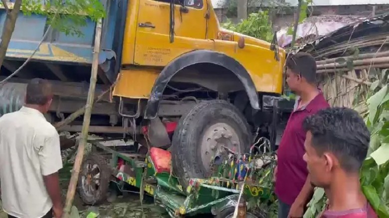 নীলফামারীতে ট্রাকের ধাক্কায় নিহত ৪