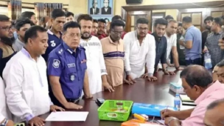 ইউনিফর্ম পরে আওয়ামী লীগের মনোনয়ন জমা: অতিরিক্ত ডিআইজি