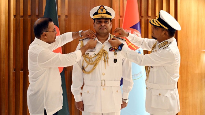 নবনিযুক্ত নৌপ্রধান মিসবাহ-উল-আজীমকে র‌্যাঙ্ক ব্যাজ...