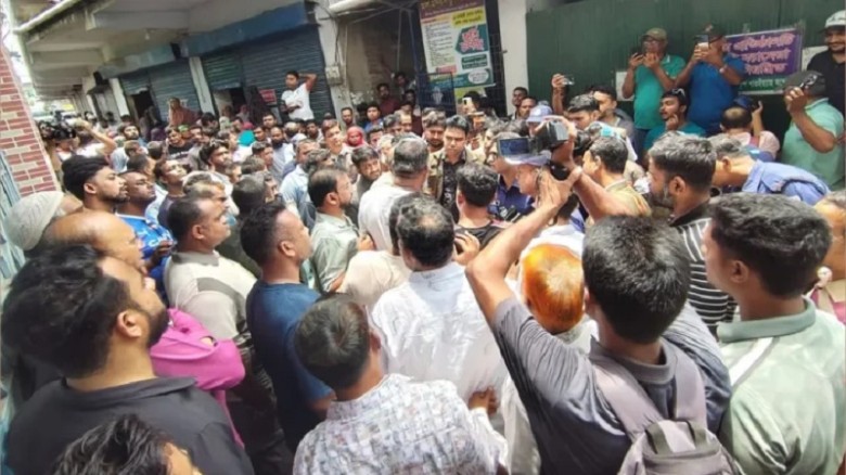 জামায়াতের এমপির বাড়ি ভাঙচুর, মহাসড়ক অবরোধ...