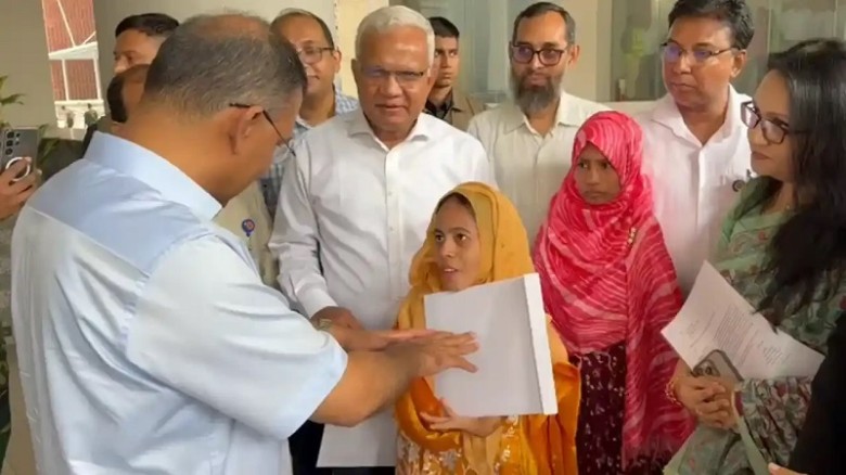 প্রতিবন্ধী তিন ব্যক্তির হাতে নিয়োগপত্র তুলে দিলেন ...