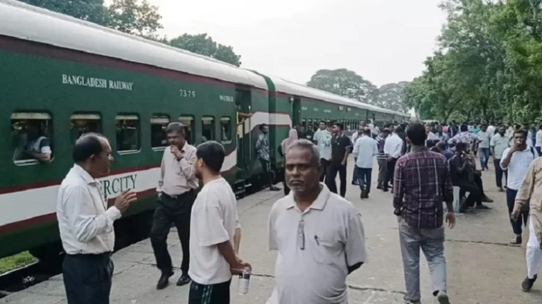 শত শত যাত্রীসহ স্টেশনে ট্রেন রেখে চালক উধাও, ফিরলেন ১ ঘণ্টা পর