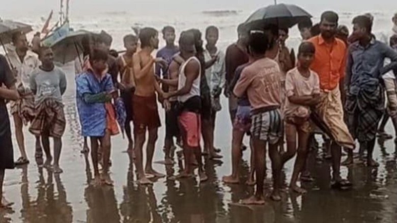 টেকনাফে রোহিঙ্গাবাহী নৌকাডুবি, উদ্ধার ১৮; নিখোঁজ ১...