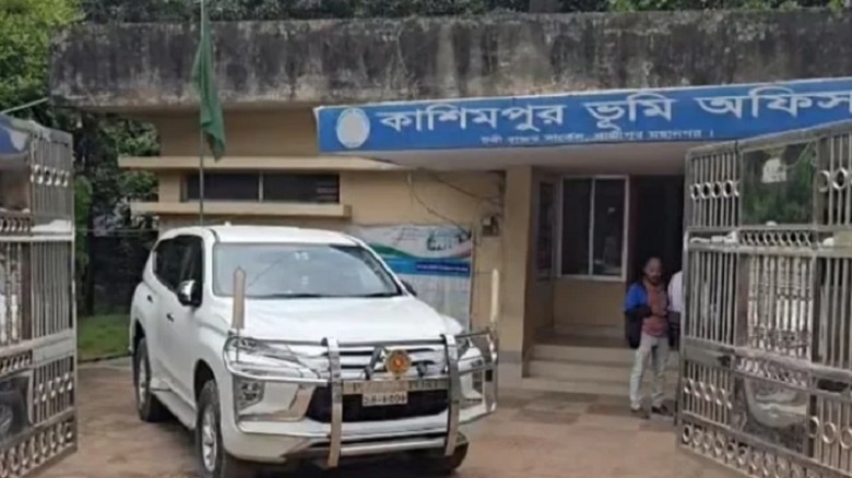 ভূমি অফিসে দাপ্তরিক কাজে দালালেরা, অফিসের সবাই বরখাস্ত