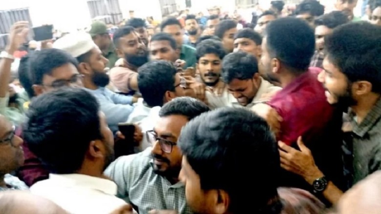 ছাত্রদলের হট্টগোলে গণঅভ্যুত্থান দিবসের অনুষ্ঠান পণ...