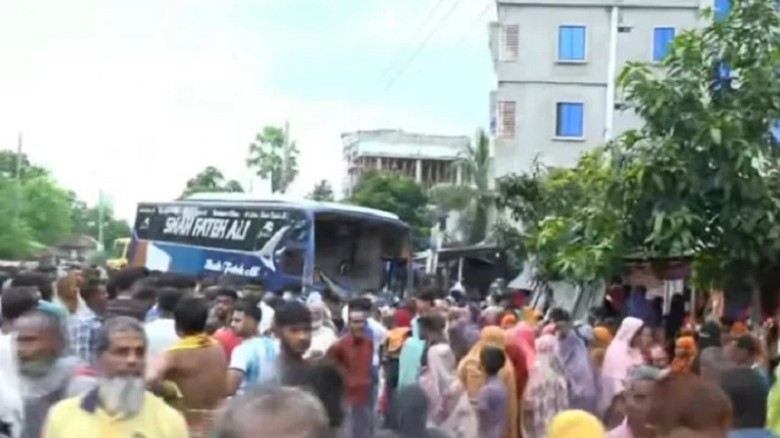 বগুড়ায় বাসচাপায় নিহত ৬, আহত অনেকে