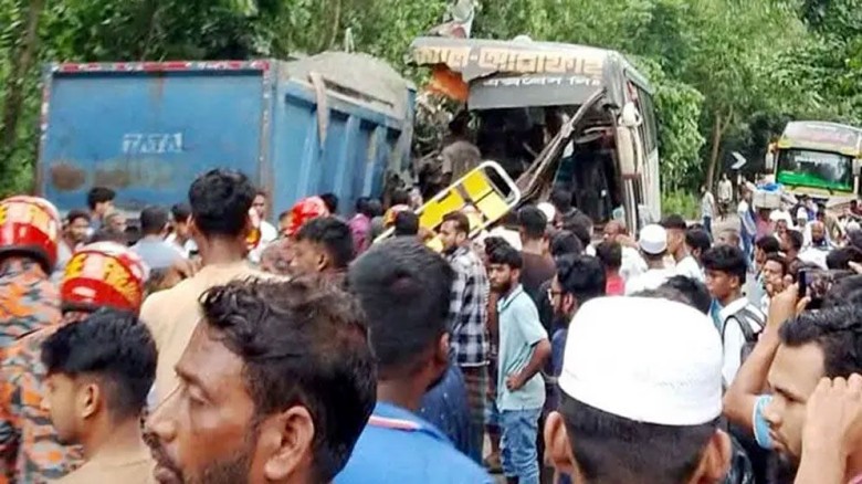 চাঁদপুরে বাস-ট্রাক মুখোমুখি সংঘর্ষ, নিহত ৩