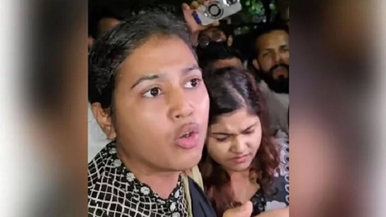 ধানমন্ডিতে ৩২ শ্রদ্ধা জানাতে গিয়ে আটক দুই তরুণীকে ৬ মাস আগের মামলায় গ্রেপ্তার দেখাল পুলিশ