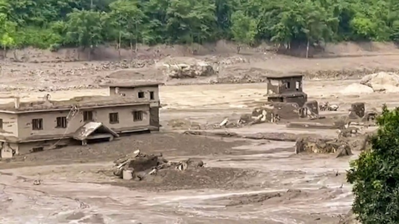 ৩০০ ভারতীয় নিখোঁজ নেপালের ভয়াবহ বন্যায়
