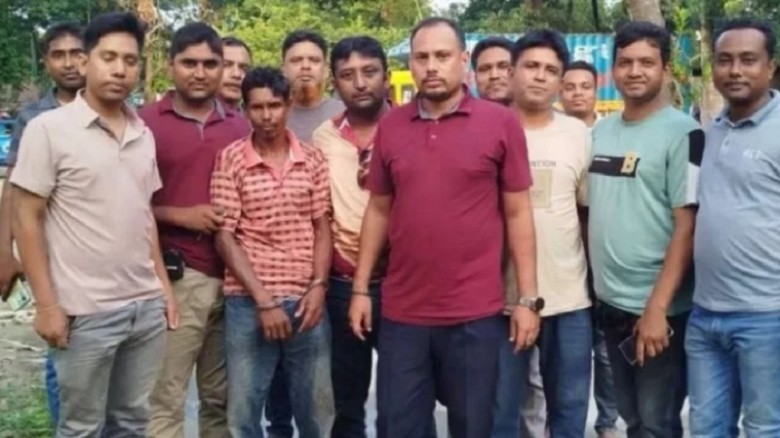 ১৩ বছরের কিশোরীকে ধর্ষণের অভিযোগে সৎবাবা গ্রেপ্তার...