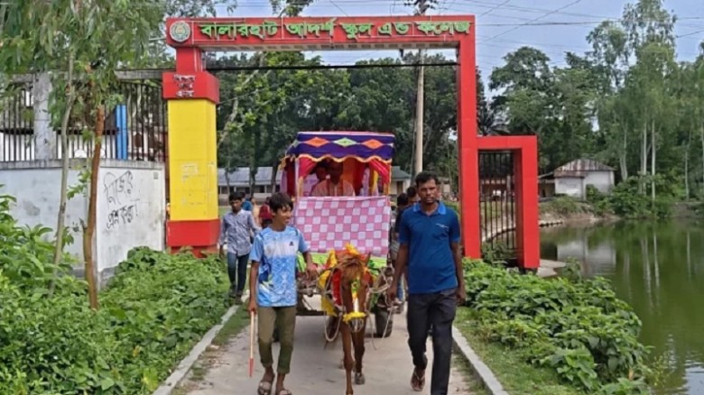 কুড়িগ্রামের ঘোড়ার গাড়িতে শিক্ষকের রাজসিক বিদায়, পেছনে ছুটলেন শিক্ষার্থী-অভিভাবক